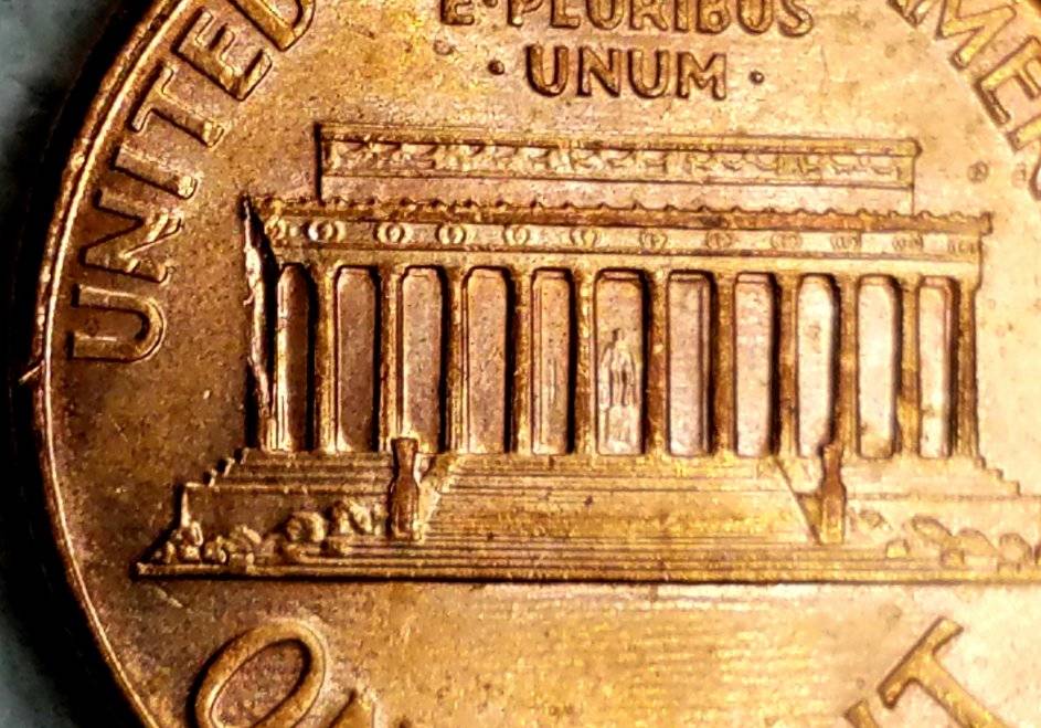 2007-P-Lincoln-Cent-Struck-Through-Center-Of-1-St-Column-And-Left-Eave?